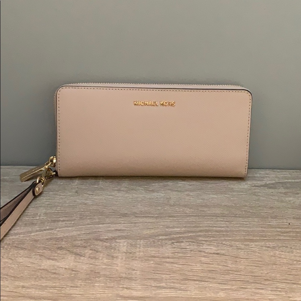 Michael Kors Jet Set Travel Continental Wallet